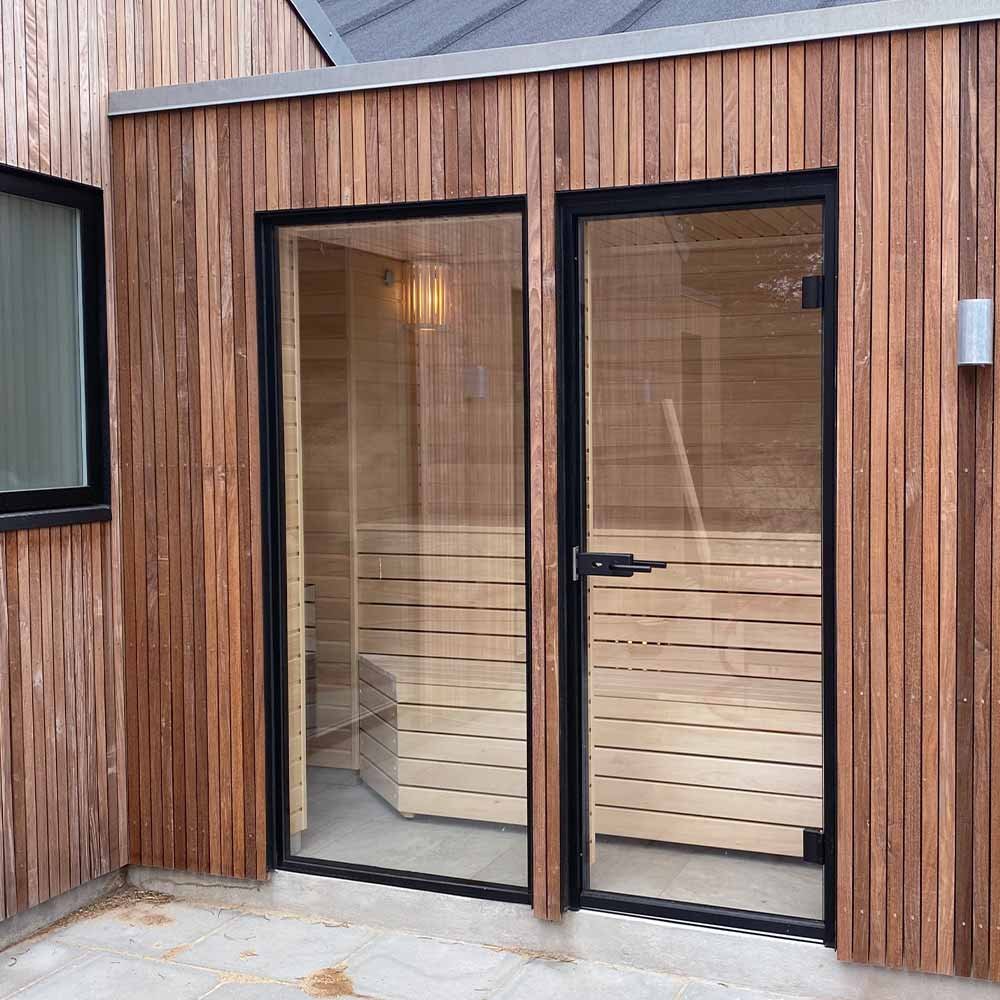 Drømmer du om at forvandle din sauna til en behagelig oase? Ved selv at beklæ saunaen med nyt træ opgraderer du både udseendet og komforten